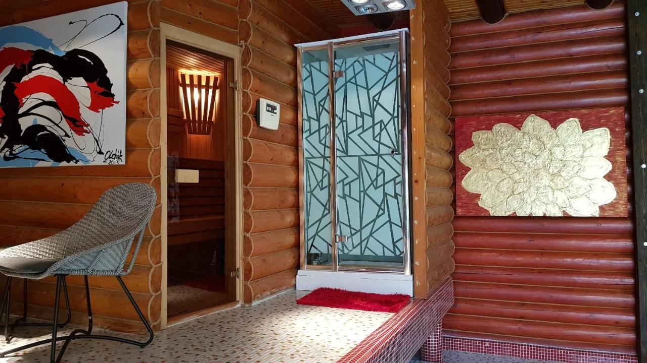 Luxury Villa With Pool And Sauna Chernivtsi Exterior photo